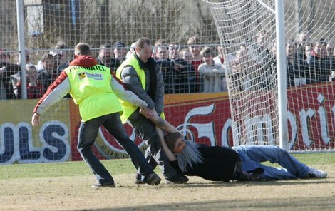 Fotbal ukrutně nudil, fanoušky zabavili jen vetřelci z řad hooligans.