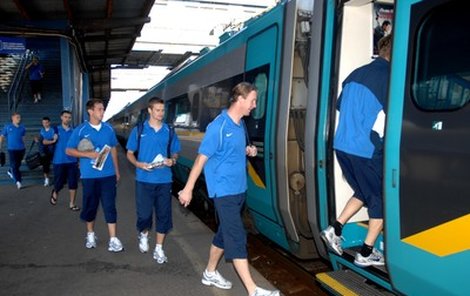 Fotbalisté Baníku se šikují do vlaku. Zprava Baránek, Frejlach, Koukal, Hušbauer, Fantiš, Šmejkal a Šenkeřík. Jen stopera Bolfa nebylo nikde vidět…