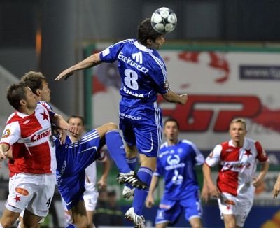 Fotbalisté Olomouci převýšili slávisty podobně jako Daniel Silva Rossi při této hlavičce. 