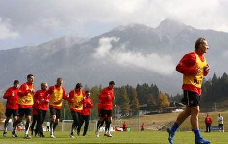 Fotbalisté v Seefeldu našli klid. Po jarním hotelovém skandálu, mizerném výkonu proti Kypru a následné kritice se situace okolo národního týmu uklidňuje. Češi potřebují tři body k deﬁ nitivnímu postupu, spíše však bude stačit jede