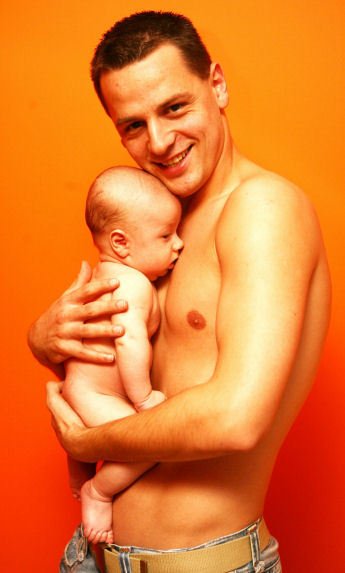 Fotograﬁe do rodinného alba: Marek Matějovský se svým prvorozeným synkem Dominikem.