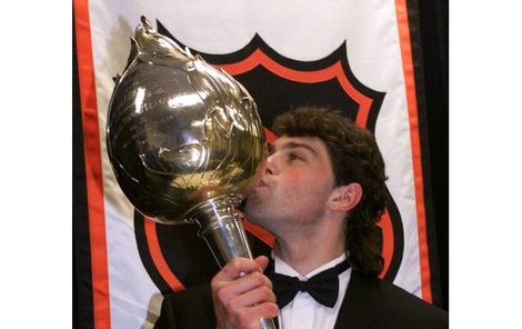 Fotograﬁe z roku 1999 zůstává jedinou památkou Jaromíra Jágra na zisk Hart Trophy pro nejužitečnějšího hráče. Zmenšenou kopii ceny mu kdosi odcizil.