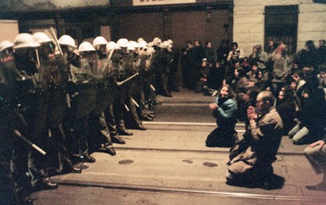 Fotografie, která obletěla svět – klidný protest studentů a policejní odpověd v podobě bílých obušků.