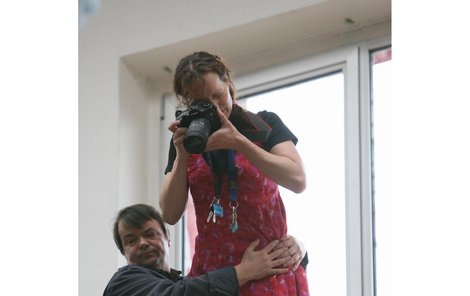 Fotografku Sáru Saudkovou jistil při focení její druh Samuel.