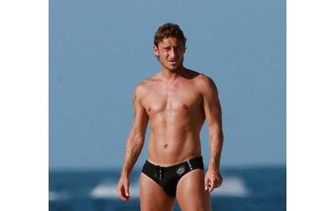 Francesco Totti si užívá horka a sluníčka na bílých ﬂ oridských plážích a na to, že ho kouč Lippi nevzal na MS už jistě zapomněl...