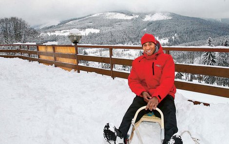 Francouz Mickael Tavares si na lyže netroufá, chce-li se tedy svézt po sněhové peřině okolo Švýcarské boudy, musí vzít zavděk sáňkami...