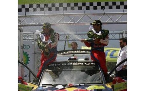 Francouz Sébastien Loeb (vpravo) si vychutnává vítězství se spolujezdcem Danielem Elenou.