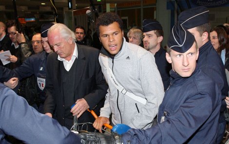 Francouzský tenista Jo-Wilfried Tsonga se musel na letišti prodírat davy za pomoci policistů.
