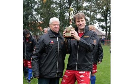 František Veselý (vlevo) předal »nováckému sporťákovi« Pavlu Poulíčkovi pohár Fotbalista Amfory 2007.