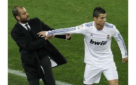 Frustrovaný Ronaldo skandálně strčil do kouče Barcelony.