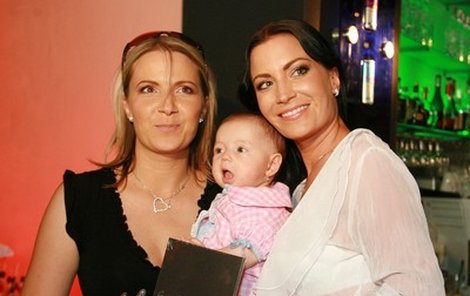 Gabriela Partyšová už se těší na svého prvního potomka. Zatím si však užívá jen půlroční Kristýnku své sestry Moniky (vlevo).