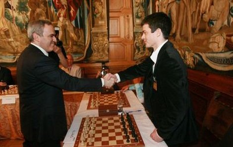 Garri Kasparov (vlevo) při šachové partii s Janem Klausem.