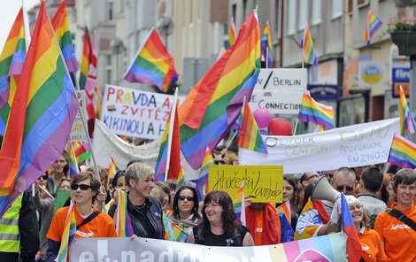 Gayové a lesbičky včera pochodovali Táborem.