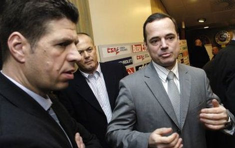 Generalita Slavie. Petr Doležal (vlevo) hlídá »sešívanou« pokladnu. Ředitel Vladimír Leška (vpravo) může podle fanoušků za všechnu klubovou bídu a sportovní manažer Lubomír Puček (uprostřed) má na hlavě máslo z korupční aféry. C