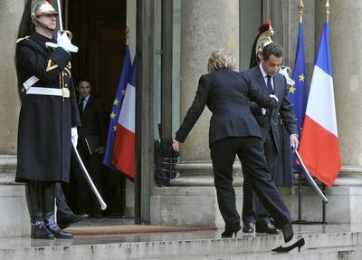 Gentleman Sarkozy ministryni pomáhá...