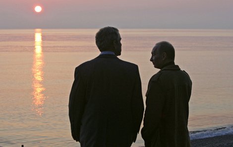 George Bush (vlevo) s Vladimirem Putinem v Soči u Černého moře.