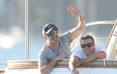 George Michael a Zdeněk během společných chvil na jachtě u australského Sydney. „Jednám s Georgem o tom, aby vystoupil v Praze,“ řekl Aha! Tovara.