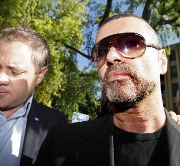 George Michael na cestě k soudu.