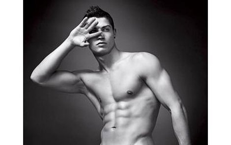 „Giorgio Armani je legenda světové módy, patřím mezi jeho letité fanoušky. Fotil jsem pro něj milerád a ty snímky jsou kouzelné.“ Cr. Ronaldo