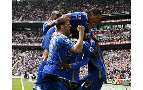 Gól a finále! Milan Baroš na vrcholu pyramidy slavících hráčů Portsmouthu.