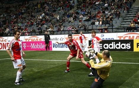 Gólman Slavie Michal Vorel poznal, že chytit míč v hale není zrovna sranda. Přihrávka o mantinel, kterou brankář nečeká, se kontroluje hodně těžko.