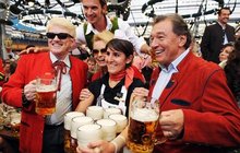 Karel Gott na Oktoberfestu: A že se měl na co dívat...