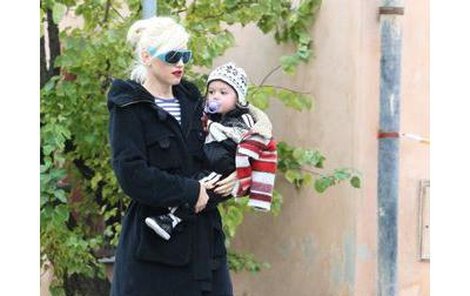 Gwen se svým synem na procházce Prahou.