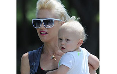 Gwen Stefani se synem Zumou a jeho čírem. 