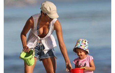 Halle Berry s Nahlou na pláži.