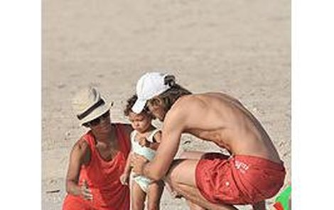 Halle Berry si užívá pohody na pláži se svým přítelem Gabrielem Audrym a jejich roční dcerou Nahlou.