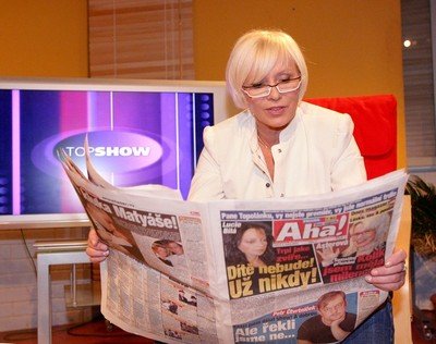 Hana Čížková se během natáčení Top show pořádně bavila nad deníkem Aha!