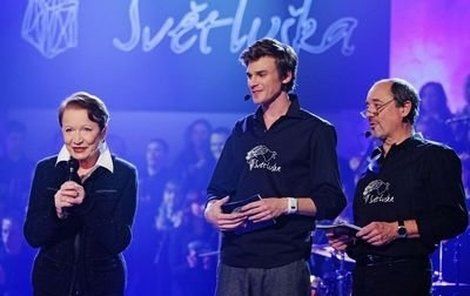 Hana Maciuchová se dvěma moderátory večera – Viktorem Preissem a Vojtou Dykem (uprostřed).