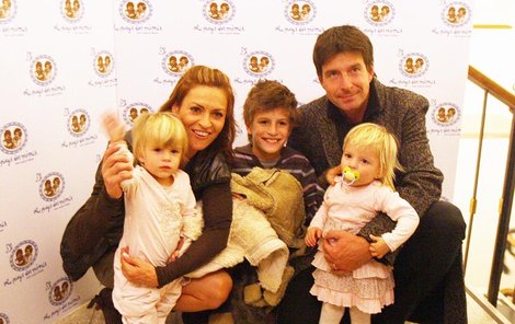 Hanka Kynychová se svým manželem Jindřichem Obrdlíkem vychovává desetiletého Filipa (uprostřed) a dvouletá dvojčata Soﬁi a Alexandru.