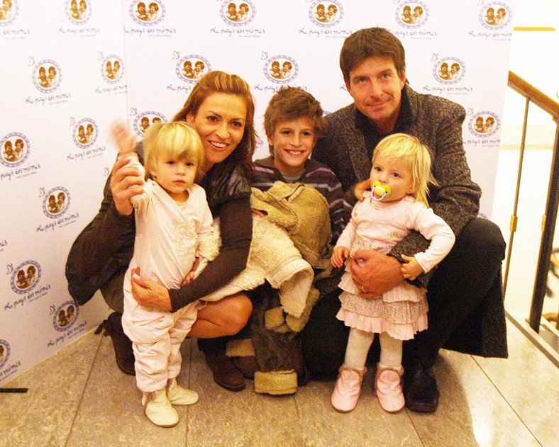 Hanka Kynychová se svým manželem Jindřichem Obrdlíkem vychovává desetiletého Filipa (uprostřed) a dvouletá dvojčata Soﬁi a Alexandru.