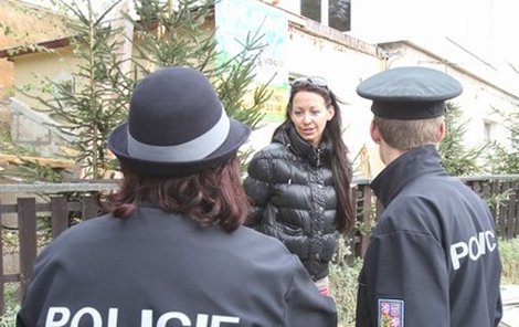 Hanychová okamžitě zavolala policii a podala trestní oznámení na neznámého pachatele. 