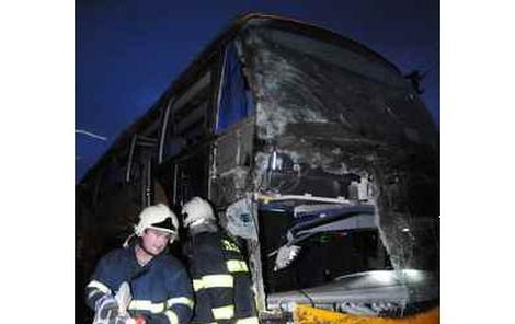 Hasiči na místě tragédie sbírali osobní věci zraněných pasažérů.