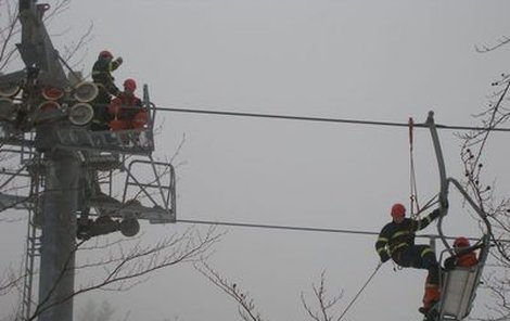 Hasiči si postupně vyzkoušeli spuštění osob z výšky zhruba patnácti metrů na zem.