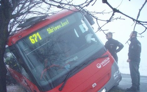 Hasiči z havarovaného autobusu na Novojičínsku vyprostili 35 cestujících.