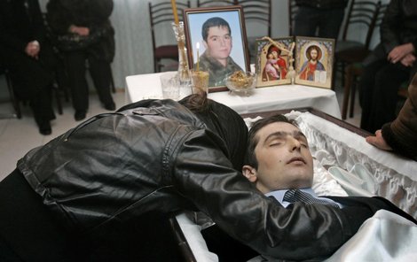 Havárie v ledovém korytu může skončit tragicky, což dokazuje příklad Gruzínce Nodara Kumaritašviliho. Toho včera doma rodina (na snímku se k jeho tělu v rakvi sklání 17letá sestra Mariam) vyprovodila na poslední cestu...