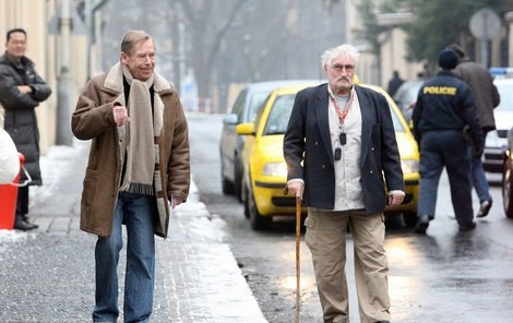 Havel a Landovský jdou na ambasádu.