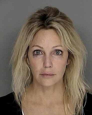 Heather Locklear na policejní fotograﬁi.