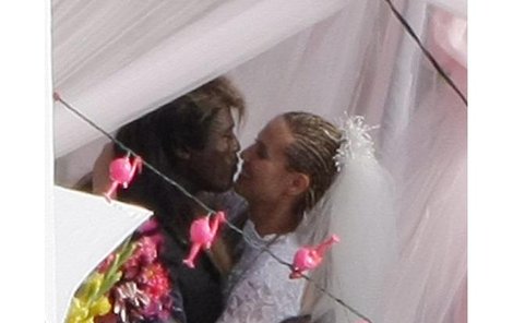 Heidi a Seal při »svatebním« polibku…