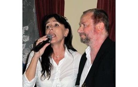 Heidi Janků zazpívala Liborovi Petrů k padesátinám a jeho nové desce ke křtinám.