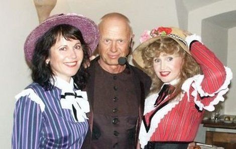 Helena Viktorinová (vpravo) se svou platonickou láskou Jiřím Kornem a kolegyní z Viktorek Alenou Přibylovou.