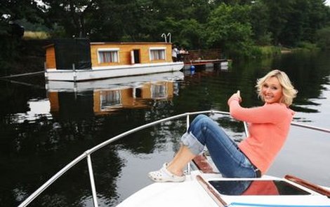 Helena Vondráčková tráví léto ve svém hausbótu (v pozadí) na Slapské přehradě raději než na moři. A po přehradě si dělá vyjížďky na člunu.