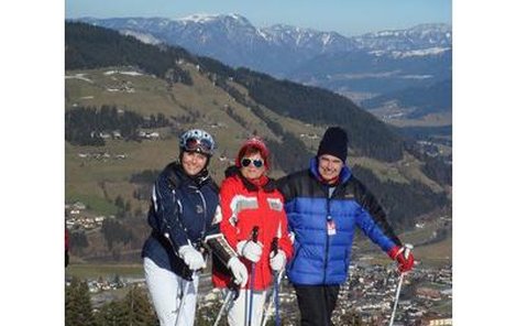 Helena Vondráčková vyrazila do Alp s letitými kamarády, ředitelkou nadace Naše dítě Zuzanou Baudyšovou (uprostřed) a jejím manželem Antonínem.