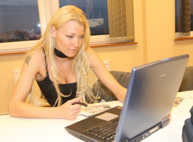 Helena Zeťová si v zákulisí v notebooku prohlížela fotky z akce a zároveň podepisovala fotograﬁe pro své fanoušky.