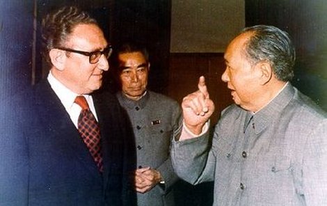 Henry Kissinger a Mao Ce-tung během schůzky v roce 1973. Rodil se na ní ďábelský plán.