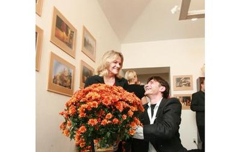 Herec a fotograf Zdeněk Podhůrský daroval Evě ve své galerii velkou kytici a složil  poklonu jejímu fotograﬁ ckému umění. 