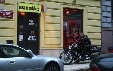 Herec Ivan Vyskočil přijel do Neon clubu na své motorce.